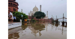 যমুনার পানিতে ভাসছে তাজমহল!